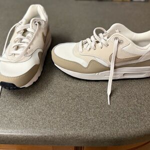 Nike Airmax Boys Sneakers NEW SIZE 4